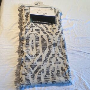 Mainstays Gray and White Knit Throw